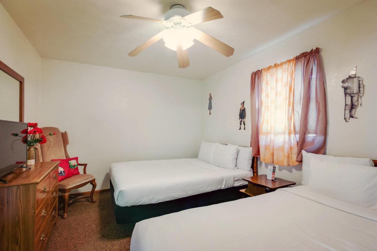 Simmer Motel Wamego 외부 사진